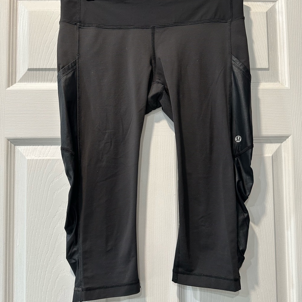 Lululemon Black & Charcoal Stripes Ruched Leg Crop Capri Leggings